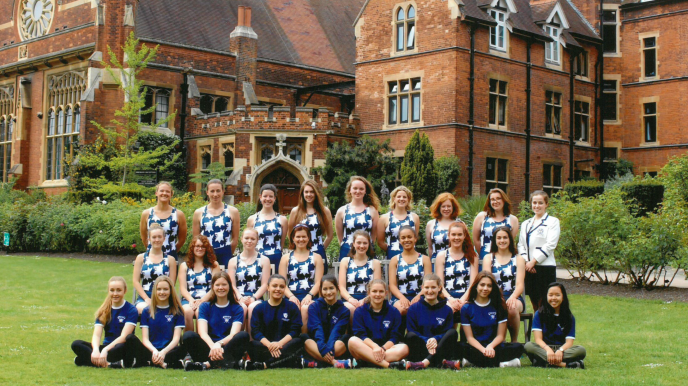 Women's rowing 2018 team in the College grounds